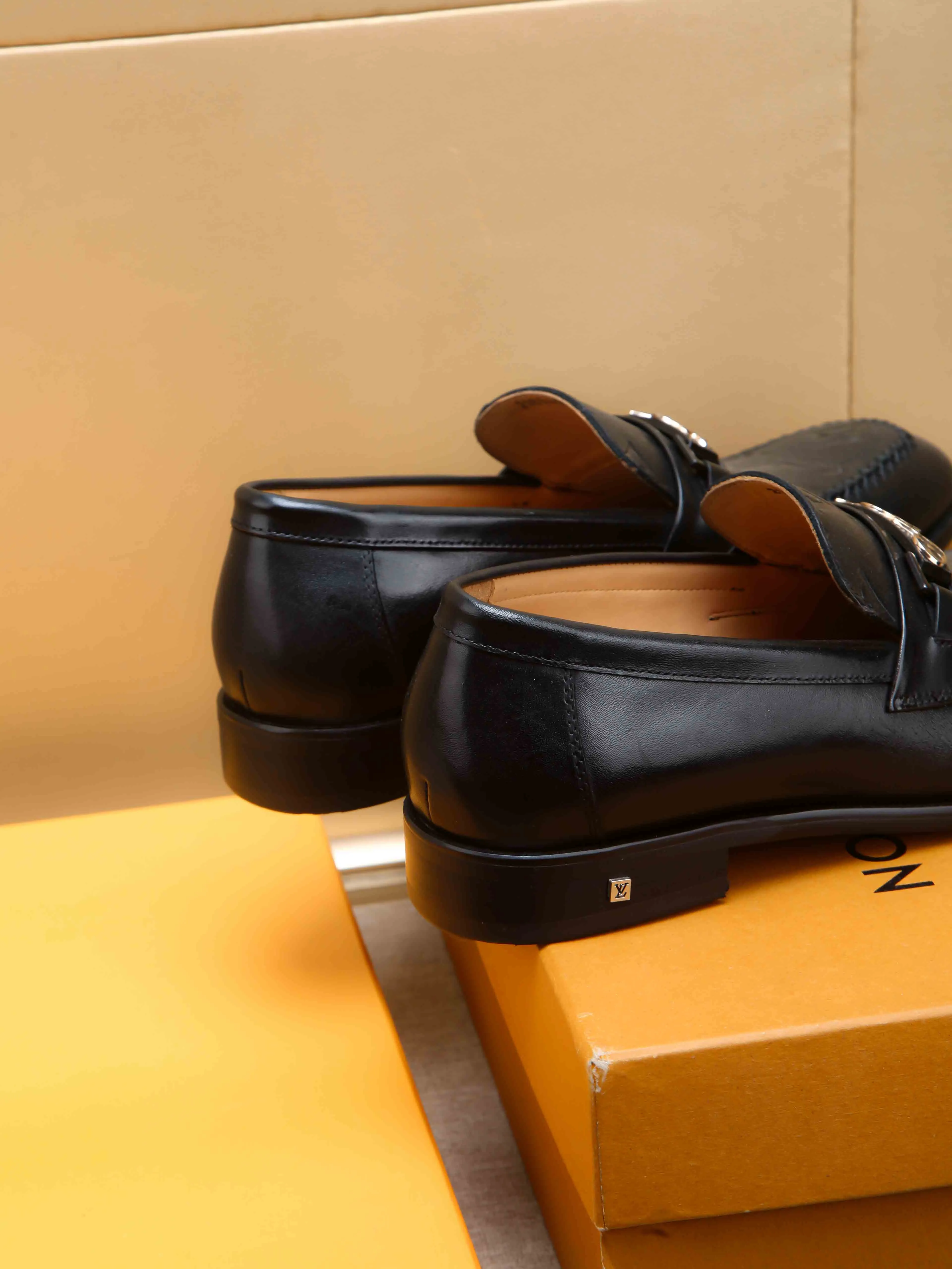 Men's shoes 💰 460 💰 Louis Vuitton LV ® 🆕 model 🔛Full shoe counter, first layer cowhide, 🐂leather lined casual shoes for men, super soft outsole, essential for driving. Counter synchronization, original first layer cowhide, completely 1:1 mold customization🌹top version, color optional! Number: 39-44 (customized at 38.45)
